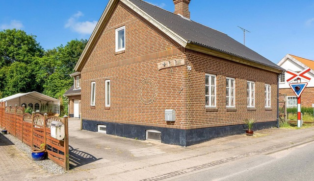 Situated right next to the train station, this vacation home near Henne St. awaits you.