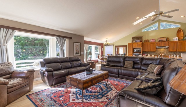 Siuslaw River Retreat near Casino & Beach *Pets Ok