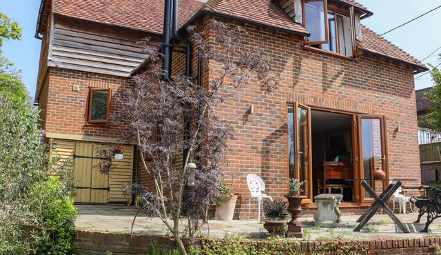 SIX ACRES HOUSE, pet friendly, with open fire in Peasmarsh