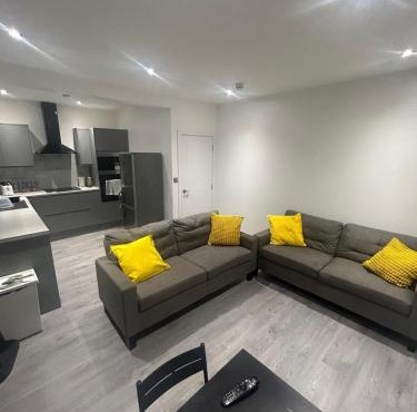 Six bed Ensuite located near Grove park station