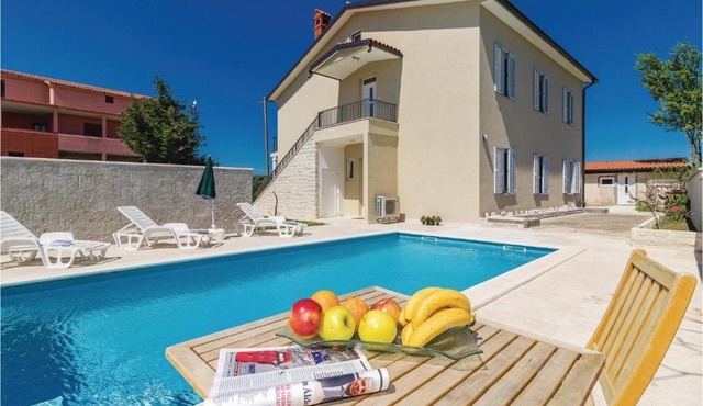 Six-Bedroom Holiday Home in Cabrunici