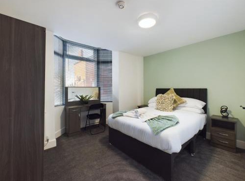 Six Bedroom Home - Train Station & Town Centre Location!