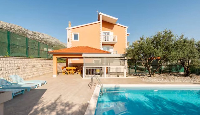 Six Bedroom Villa with Outdoor Pool, Sauna and Hot-Tub