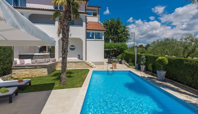 Six-bedroom villa with pool and garden in a quiet village near Porec