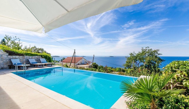 Six Bedroom Villa with Terrace and Swimming Pool