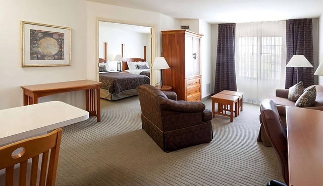 Six Flags Fun! Spacious Unit with Full Kitchen! Outdoor Pool Open Year-Round!