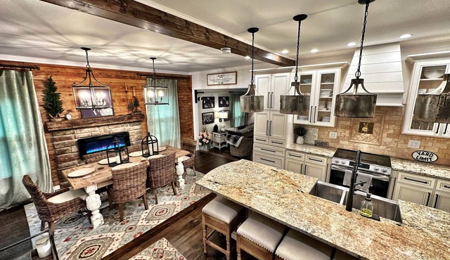 Six Keys: Full house sleeps 7. Bourbon farmhouse style!