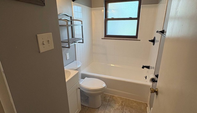 Six minutes from the airport. Family Friendly!