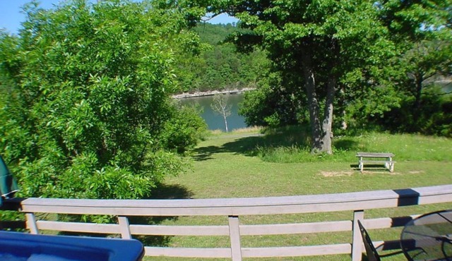 Six-Person Hot Tub, Lakeside, King Beds, Fireplace!