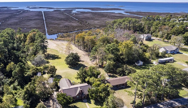 Six Sister’s Lodge. Waterfront home on the OBX.Minutes away from the beach.