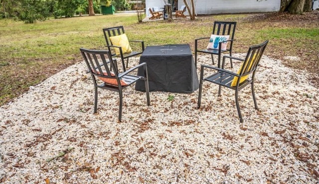 Six‑unit retreat w/oak‑tree yard & patio
