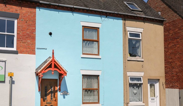 SIXPENCE, pet friendly, character holiday cottage in Uttoxeter