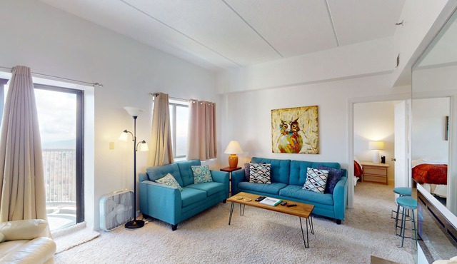 Sixth-floor, mountain view condo w/a wood fireplace, shared hot tub, & pool