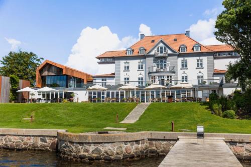 Sixtus Sinatur Hotel & Konference