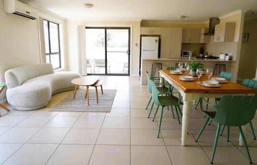 Sizable 4BDR Modern Home Denman