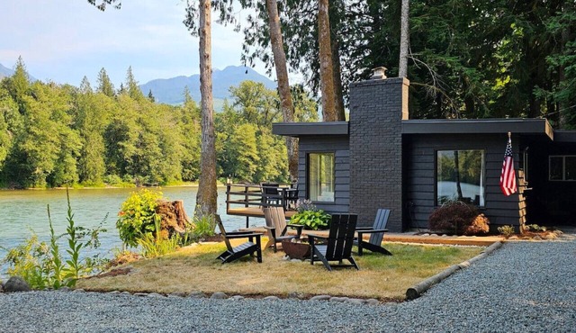 Skagit Riverhouse Retreat- Dogs welcome