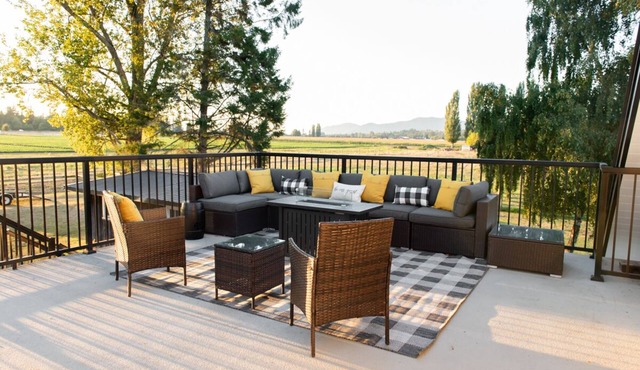 Skagit Valley Farmhouse Loft. Wide Open Spaces and Stunning Balcony Views!