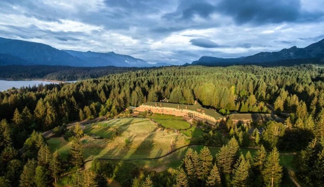 Skamania Lodge! Close to Columbia River Gorge! Free Parking, Pool