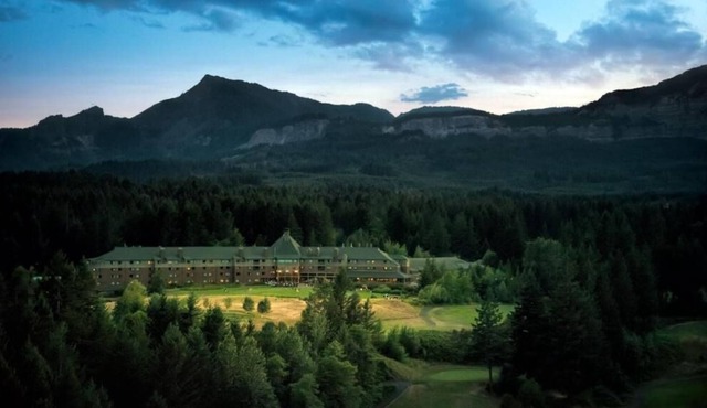 Skamania Lodge! Pet Friendly Tree House, Onsite Pool, Golf, Spa, Hot Tubs!