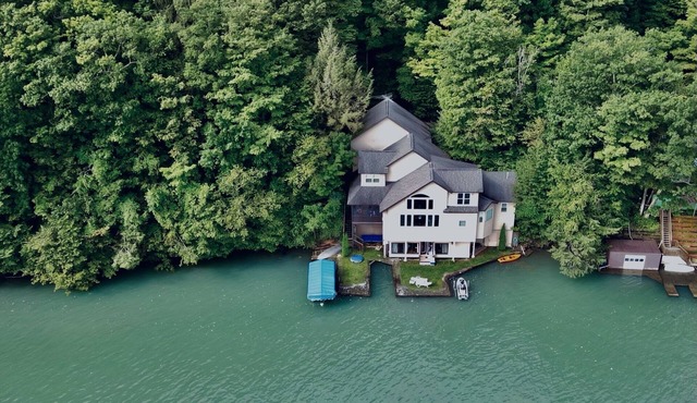 SKANEATELES LAKEHOUSE - DIRECTLY ON GORGEOUS SKANEATELES LAKE-PET-FRIENDLY