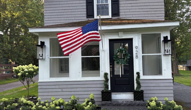 Skaneateles Retreat, 1875 Charm- 3 bedrooms 2025 remodel. Walk to the brewery!