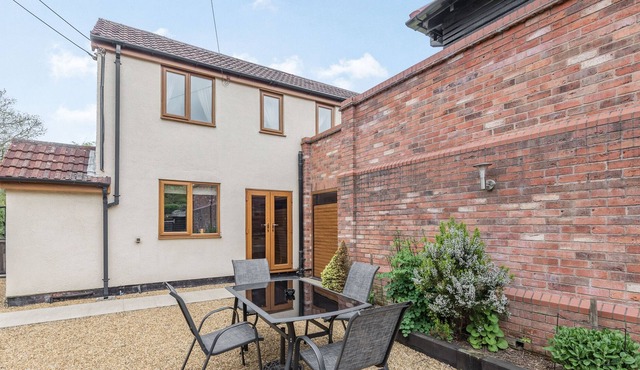 SKEI'S PLACE, pet friendly, with a garden in Golden Valley