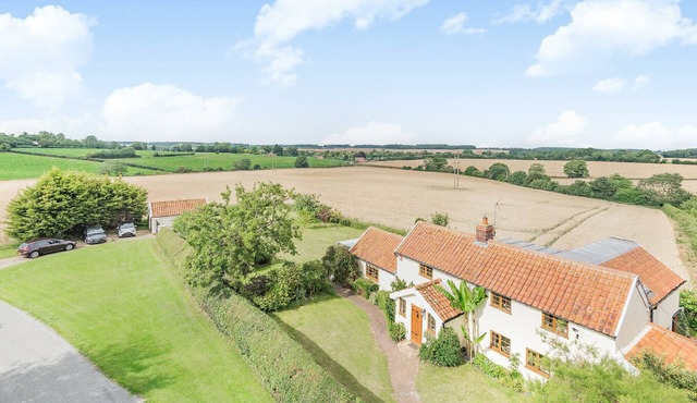 SKELDER, PARHAM, pet friendly, with pool in Framlingham