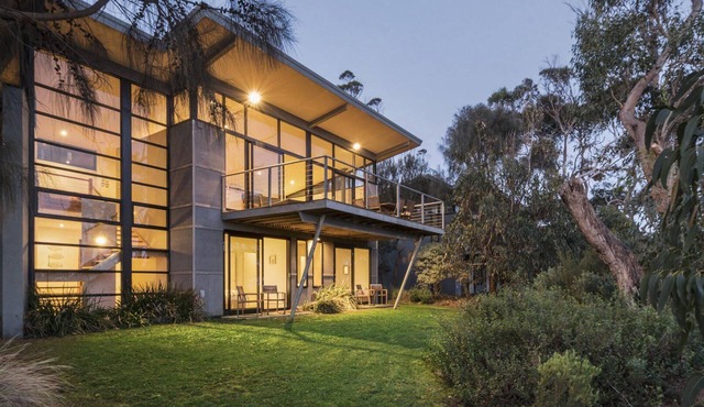 Skenes Beach House - Stunning Ocean Views Amongst A Natural Bush Setting