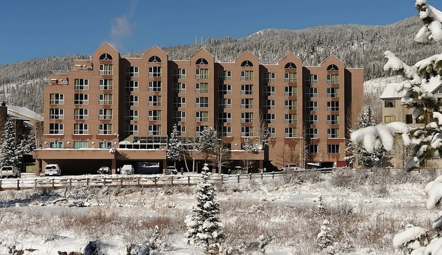 Ski Access! Two Relaxing Units, Free Breakfast, Jacuzzi, Mountain Views!