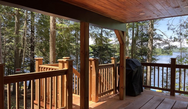 Ski and Lakeside Chalet with hot tub