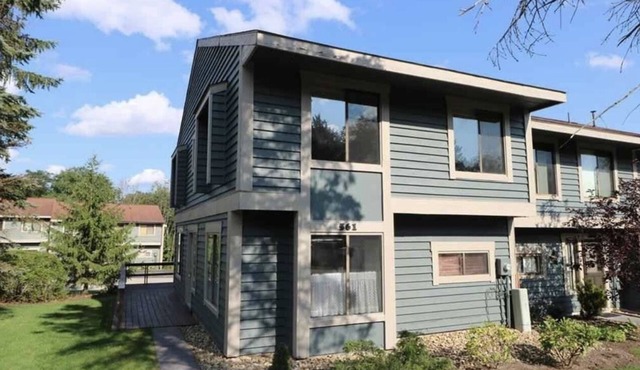 Ski at Hidden Valley or Seven Springs | HUGE Master Suite