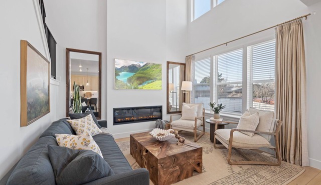 Ski Basecamp Cozy Modern Minutes to Everything