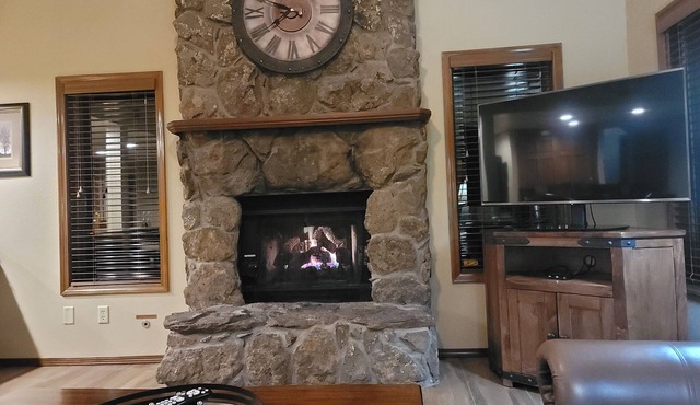 Ski cabin private hot tub fireplace, 2 story, 3 bed+