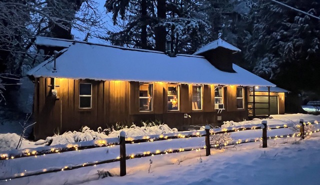 Ski Cabin w/Hot Tub, Fireplaces – 5 Mins to Slopes, Pet-Friendly, Sleeps 12