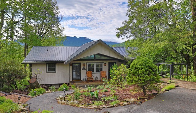 Ski Chalet: 0.5 mi to slopes. Great view-Fireplace