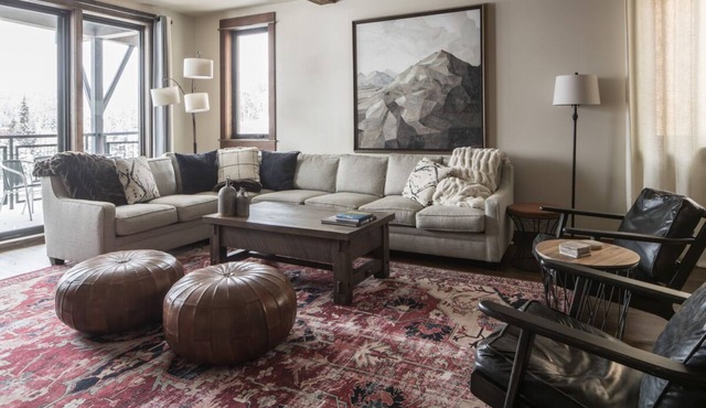 Ski-Chic Condo! Lone Peak Mountain View! Close to Big Sky
