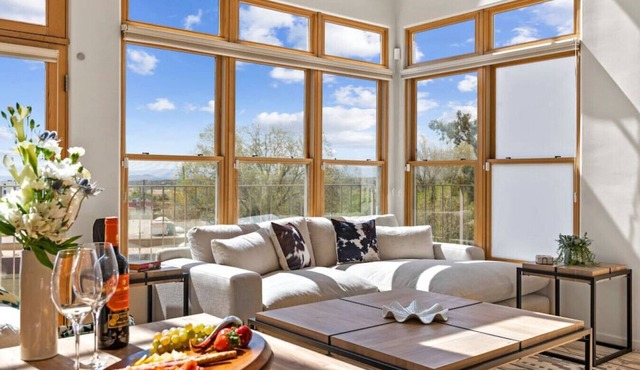 Ski Discounts! Light Modern Railyard View Loft