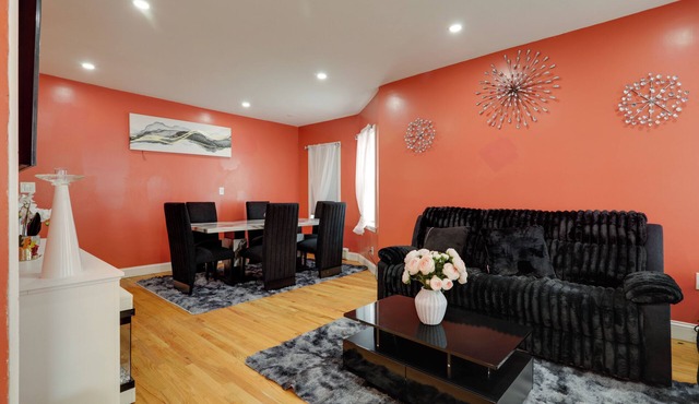 Ski & Explore! Colorful Apt 10 Mi to Dtwn Boston!