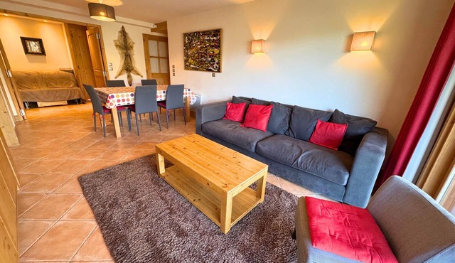 Ski-In/Ski-Out Apartment with Terrace and Modern Amenities in St Martin de Belleville