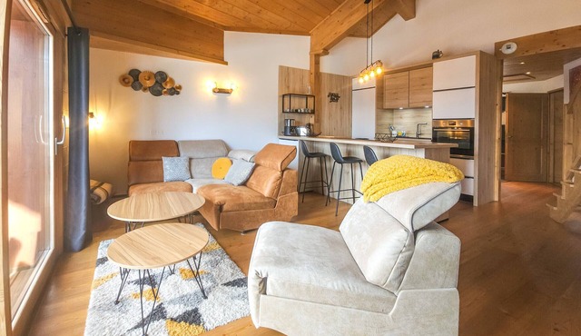 Ski-in/Ski-out Apt for 6 with South-West Terrace, Parking, and WiFi in St. Martin de Belleville