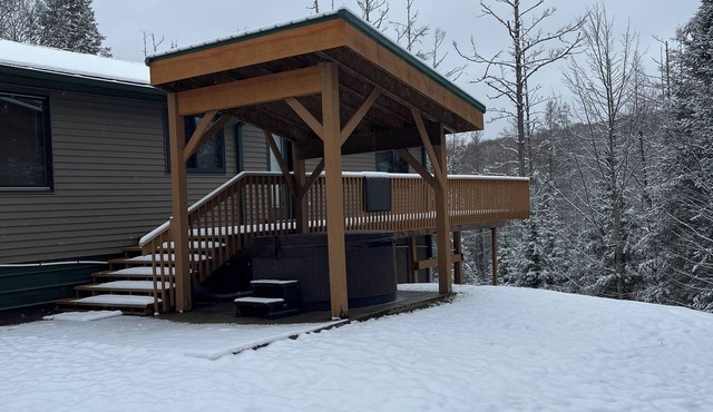 Ski getaway with Hill view and Hottub!