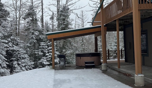 Ski getaway with Hill view and Hot tub!