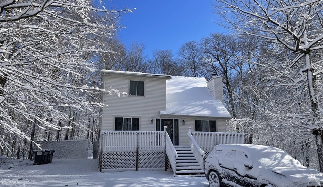 Ski-golf cottage, wood fireplace