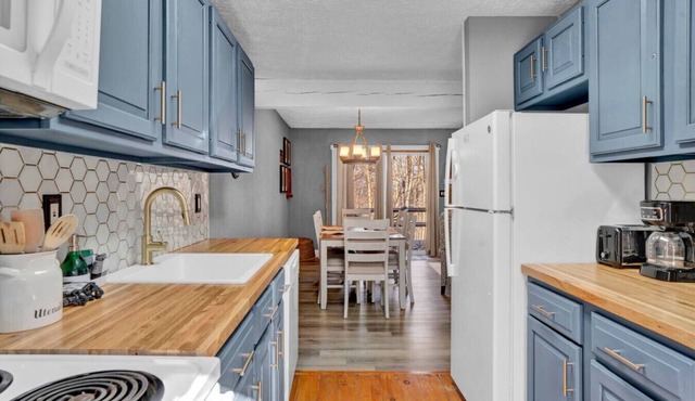 Ski & Golf Retreat: CozyTownhome in Lake Harmony