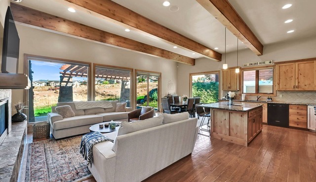 Ski & Golf Retreat w/Stunning Mountain Views