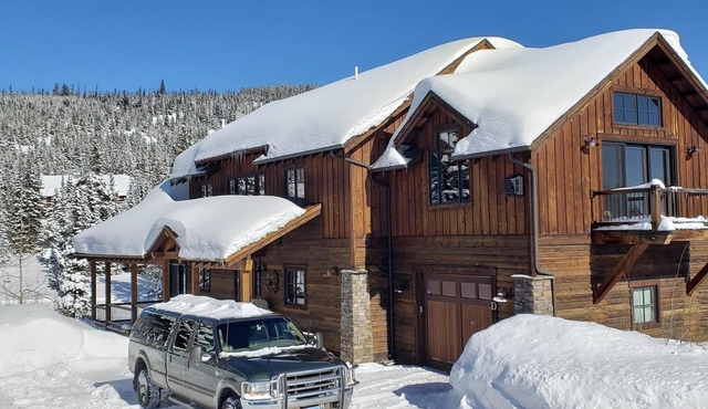Ski Heaven, Ski in, Ski out Big Sky Mtn Village Home with Hot Tub