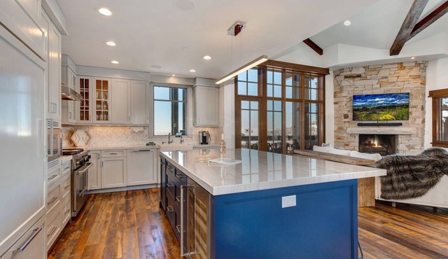 Ski/Hike/Bike In & Out 3 Bd Luxury Penthouse Arrowleaf at Empire Pass