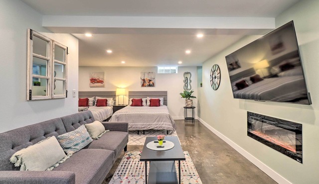 Ski & Hike: Cozy Dtwn Reno Studio w/Fireplace