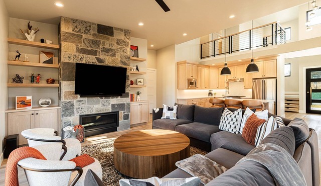 Ski, Hike & Lake Days Stunning New Mayflower Townhome