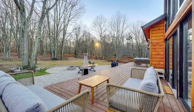 Ski, Hike & More: Spacious Log Cabin in Long Pond